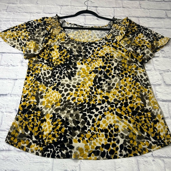 Cato Gold and Black Patterned Short Sleeve Blouse. Perfect for Fall!!! - Picture 4 of 8